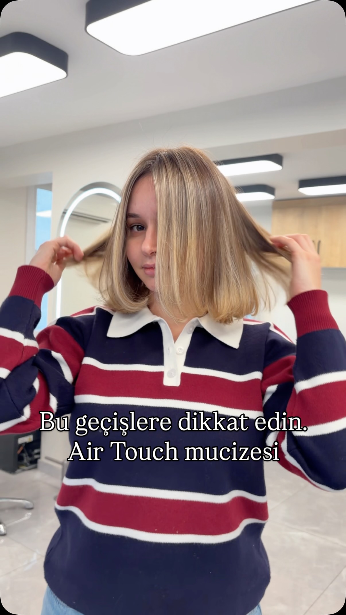 ✨ Air Touch dönüşümü
Bu çalışmada saçın doğal yapısını koruyarak, sert çizgiler oluşturmadan yumuşak ve ışıkla eriyen geçişler hedefledim.
Air Touch tekniği sayesinde saçta:
• Daha doğal bir blond
• Daha yumuşak dip geçişleri
• Daha uzun süre kullanılabilen bir renk
Sonuç: Işıkla hareket eden doğal ve zarif bir görünüm. ✨
Siz bu dönüşümü nasıl buldunuz?
#airtouch
#airtouchbalayage
#hairtransformation
#blondehair
#balayage
hairartist
kuaför
saçtasarım
haircolor
hairvideo
beforeafterhair
blondexpert