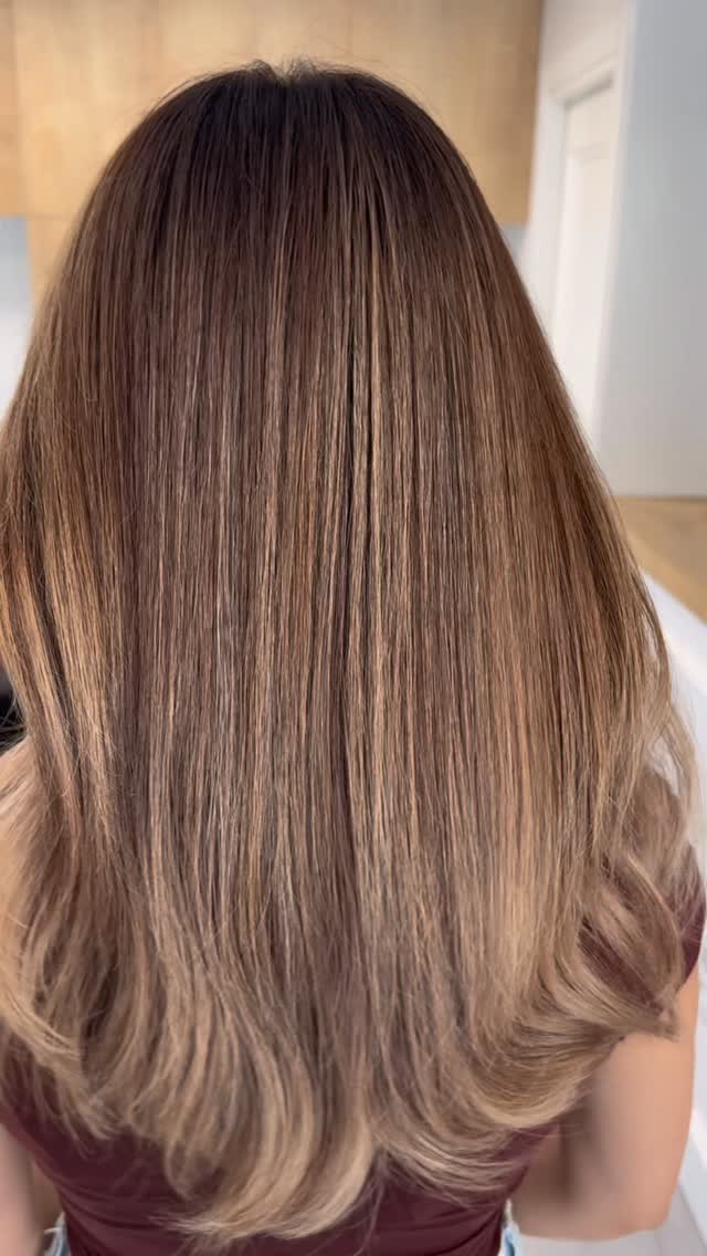 Solmuş saçlara Air Touch dokunuşu ✨
Sarının en ışıltılı tonlarıyla saçları yeniden canlandırdık.
Doğal geçişler, maksimum parlaklık
#airtouch BALAYAGE !! 🥳🥳
🤩😊🙏
#sombre izmir
#ombrehair #hairstyles #instagram umutdemironline
@umutdemironline