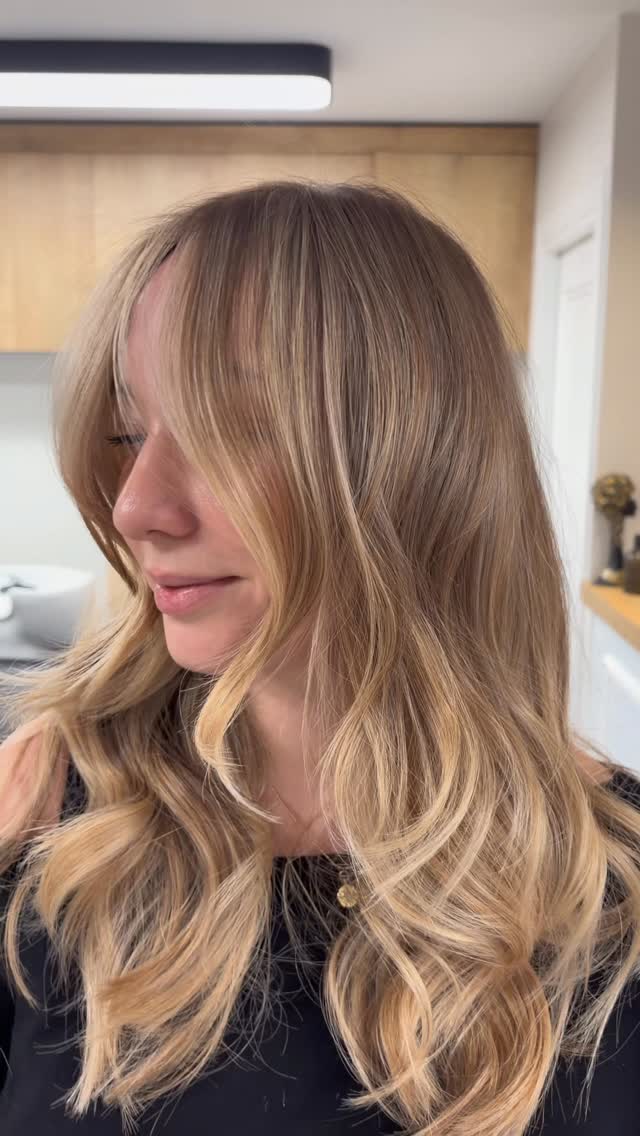 Solmuş saçlara Air Touch dokunuşu ✨
Sarının en ışıltılı tonlarıyla saçları yeniden canlandırdık.
Doğal geçişler, maksimum parlaklık
#airtouch BALAYAGE !! 🥳🥳
🤩😊🙏
#sombre #higlight
#umutdemironline
@umutdemironline
#izmir alsancak
ombre izmir kuaför iceblonde sombre ombreizmir hairstyle sombre ombreizmir whitehair haircolor isiltilisaclar izmirkuafor hairstyles hairtransformation
fashion stylekeşfet güzellik
haircut sombre moda turkey
saçmodelleri haircolor izmir