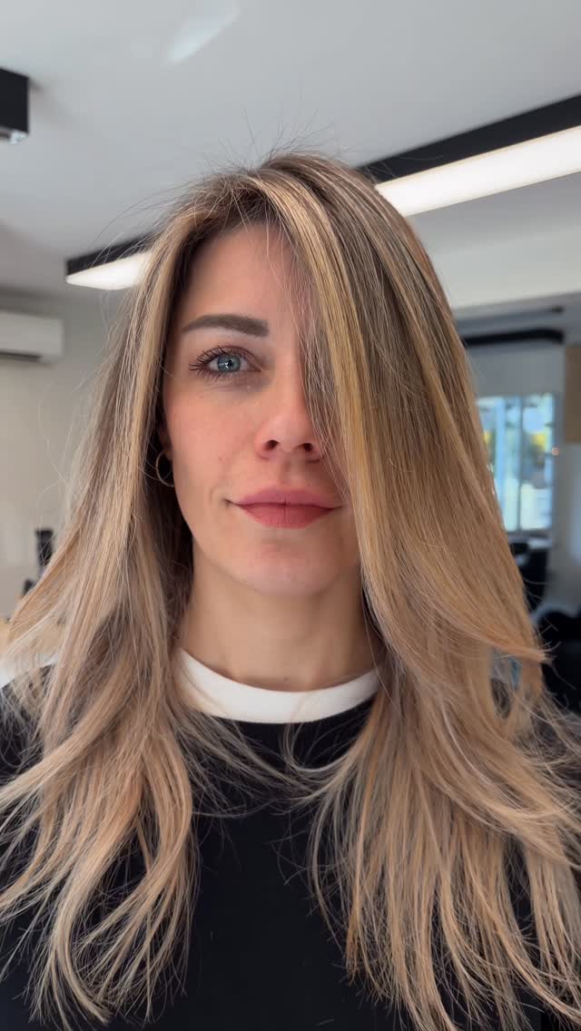 Solmuş saçlara Air Touch dokunuşu ✨
Sarının en ışıltılı tonlarıyla saçları yeniden canlandırdık.
Doğal geçişler, maksimum parlaklık
#airtouch BALAYAGE !! 🥳🥳
🤩😊🙏
#sombre #higlight
#umutdemironline
@umutdemironline
#i̇zmir